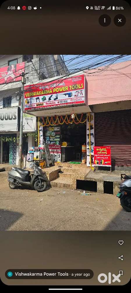 Sales person in tools shop