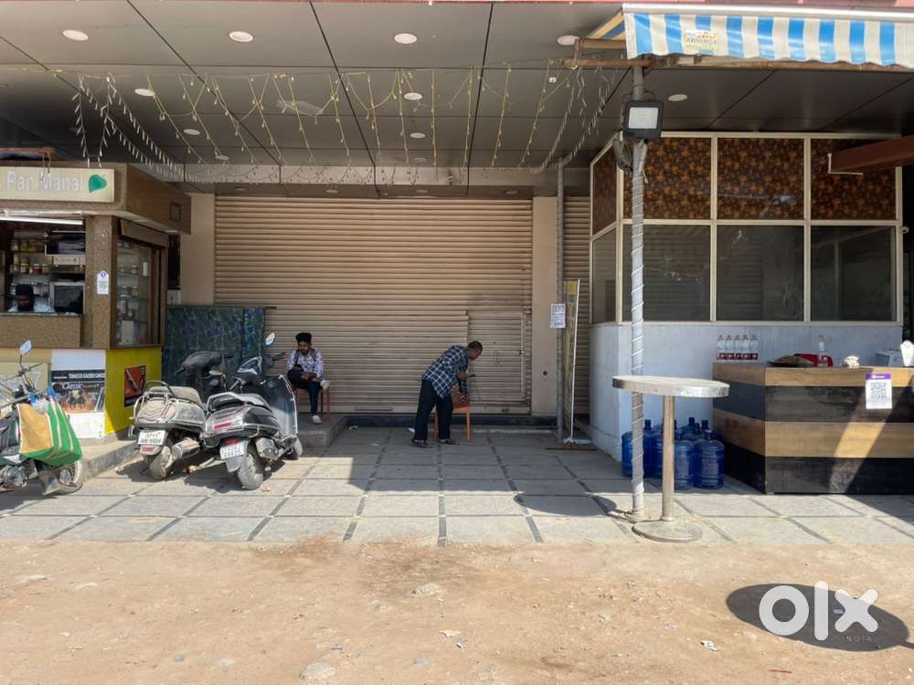 Good running restuarent with good parking on highway facing