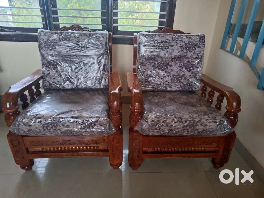 Beautiful teak-wood sofa set – 2-seater in excellent condition
