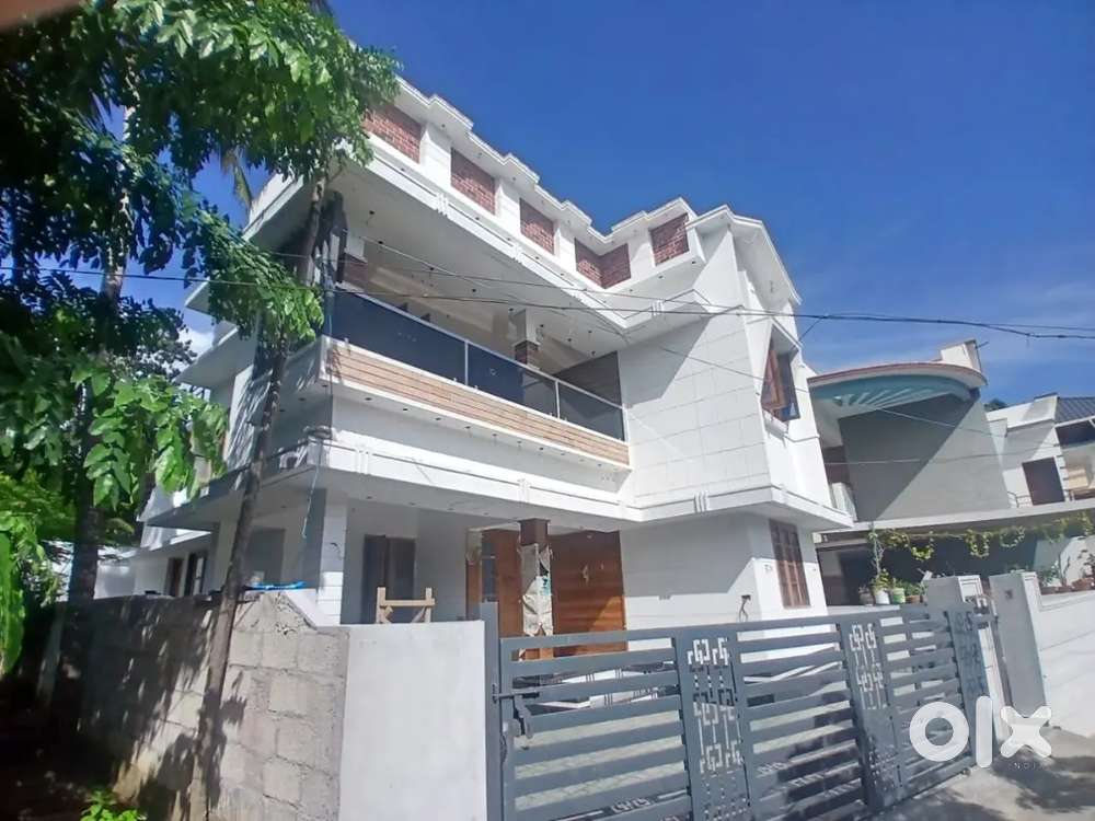 THIRUMALA MANGATTU KADAVE HOUSE FOR SALE.4.100.CENT.3BED.3BATH.72.LAKH