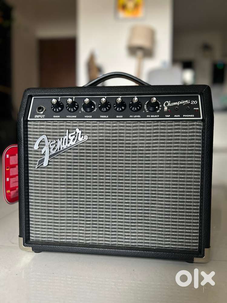 Fender Squier Stratocaster Guitar + Fender Champion 20 Amp Combo