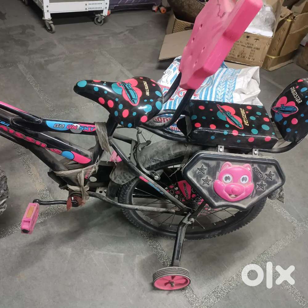 तीन महीने पूरानी एक दम नई है घर में जगह नहीं भी है इस लिए बैच रहे है