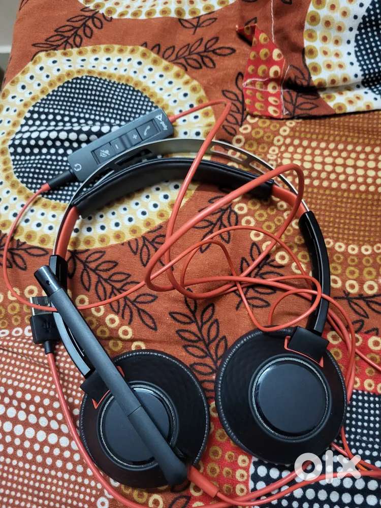 Poly black wire headphones with mic