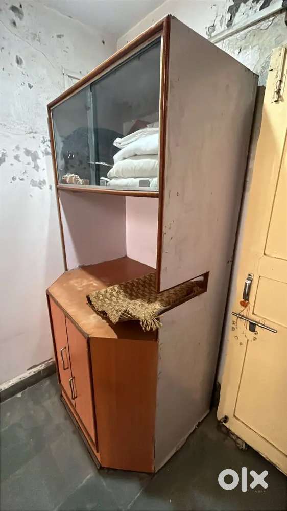 Showcast 
And cupboard 
For sale