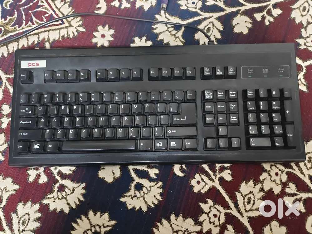 Square monitor and mechanical keyboard