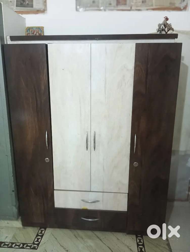 Wardrobe/ almira
