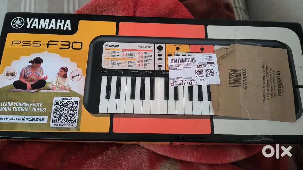 Yamaha Keyboard (mini) with bag.