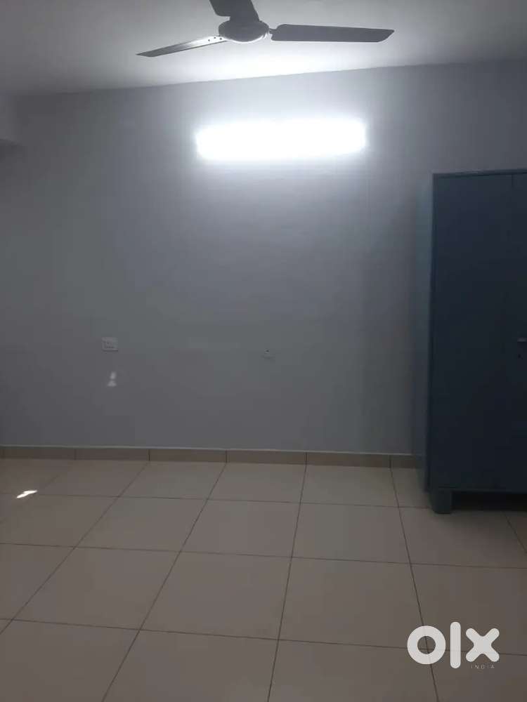 1 room set available for rent
