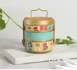 Ghr pr lunch box pack krk bhejne ka kam