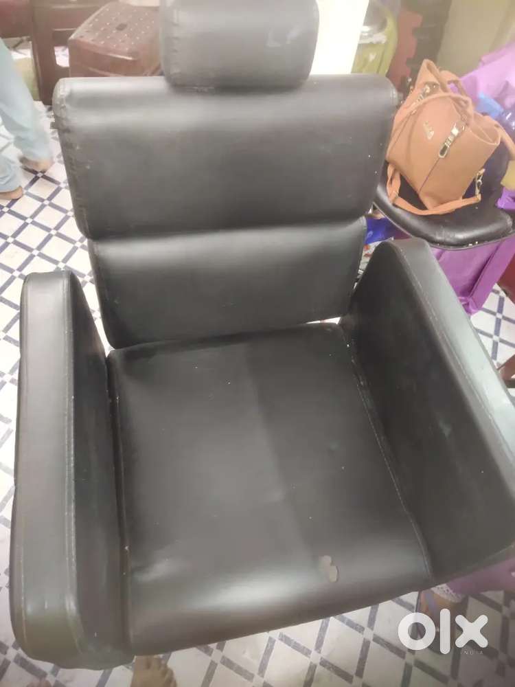 2 Salon chair 3 modi glass mirror and showcase