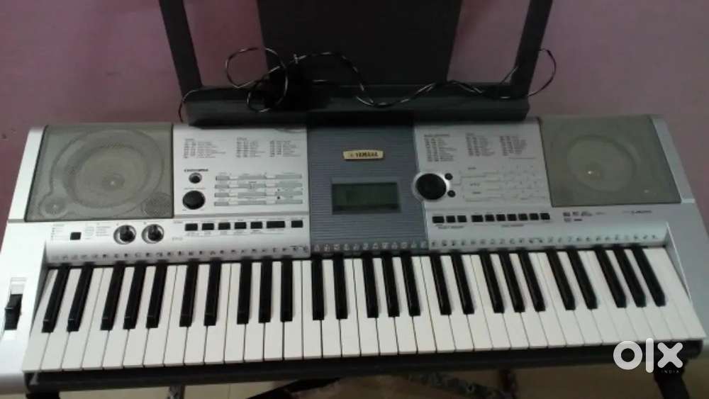 Yamaha PSR-I425 Portable Keyboard   -