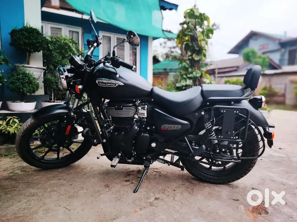 Royal Enfield Meteor 350 Stellar Black (E20)