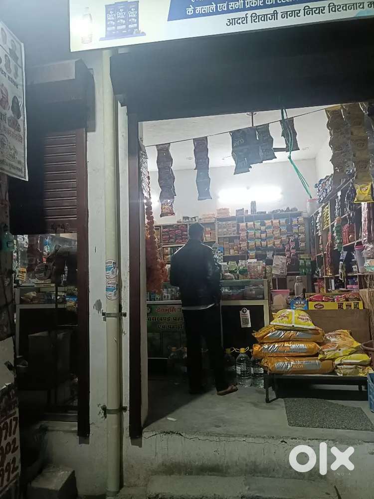 Shop counter with top glass
