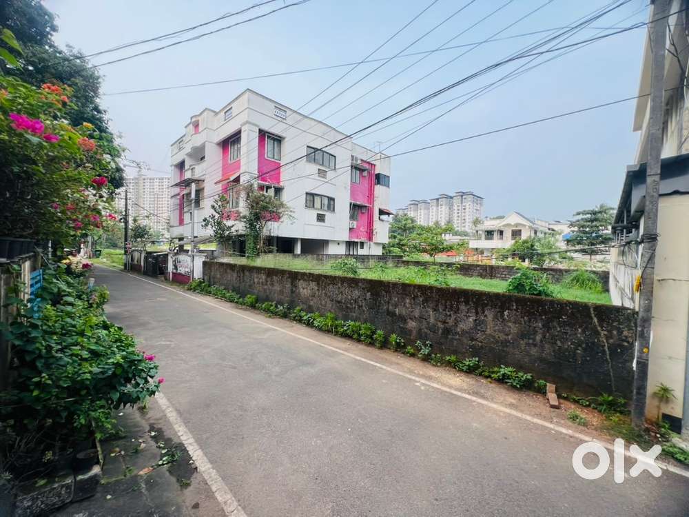 Edapally near obronmall 6cent plot Purayidam cent 16.90lakh