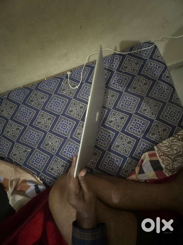 Apple laptop i5 macbook air