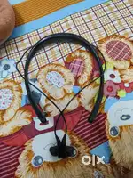 Samsung level U neck band fully new condition me h