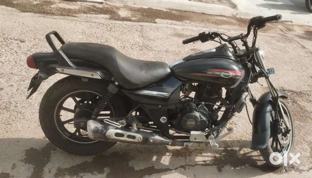 Bajaj Avenger 220 CC Black Colour
