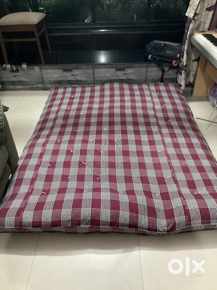 Well-Maintained Queen Size Cotton Gadda (6.4 × 4.8ft)