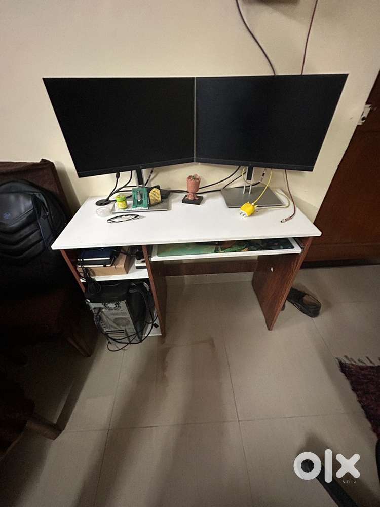 Computer table