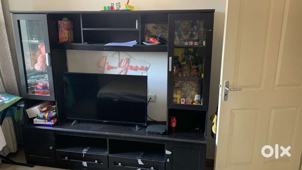 Selling tv unit typewt old phone etc
