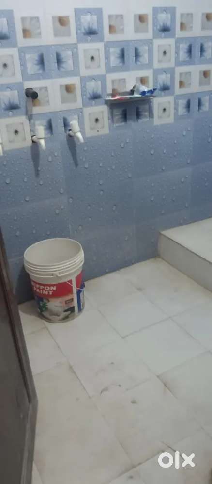 1 room available in 2 bhk on 1st floor, only for girls