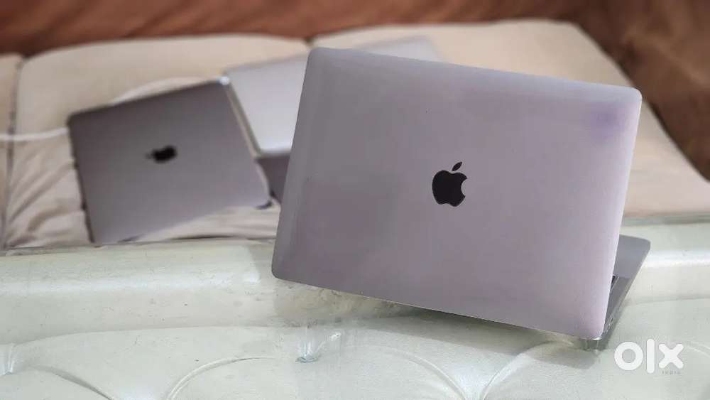 Apple Macbook Pro i7 16GB Ram 256gb Apple SSD 2018 Manufacturing