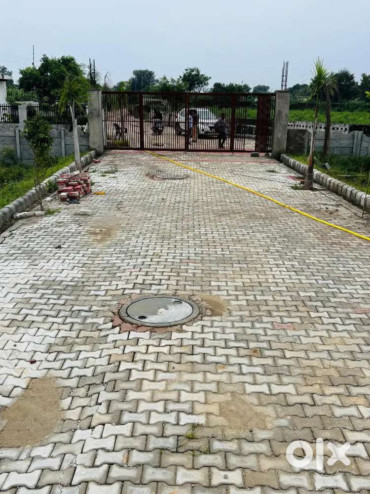 गेटेड कॉलोनी  मंदिर सहित  25 फीट इंटरलॉकिंग रोड  80% बैंक लोन