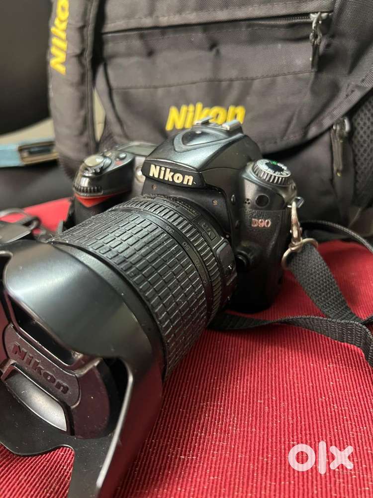 Nikon D90 DSLR with AF-S 18-105mm VR II Kit Lens Kit