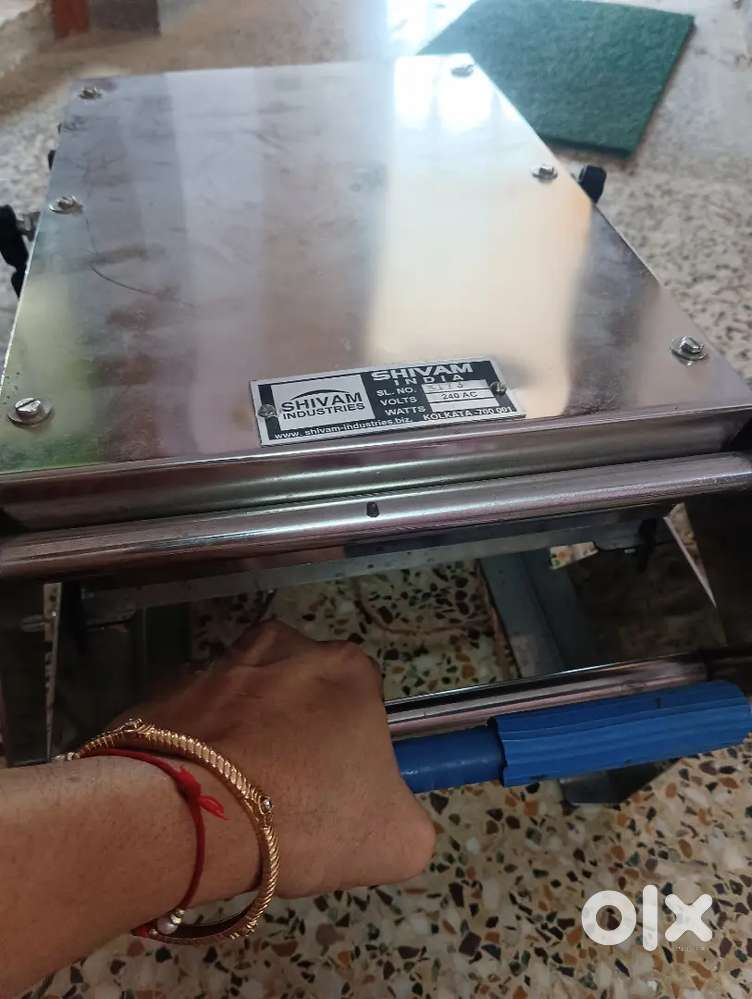 Sealing and packaging machine