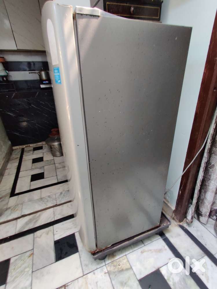 Frig for sale 4000/-