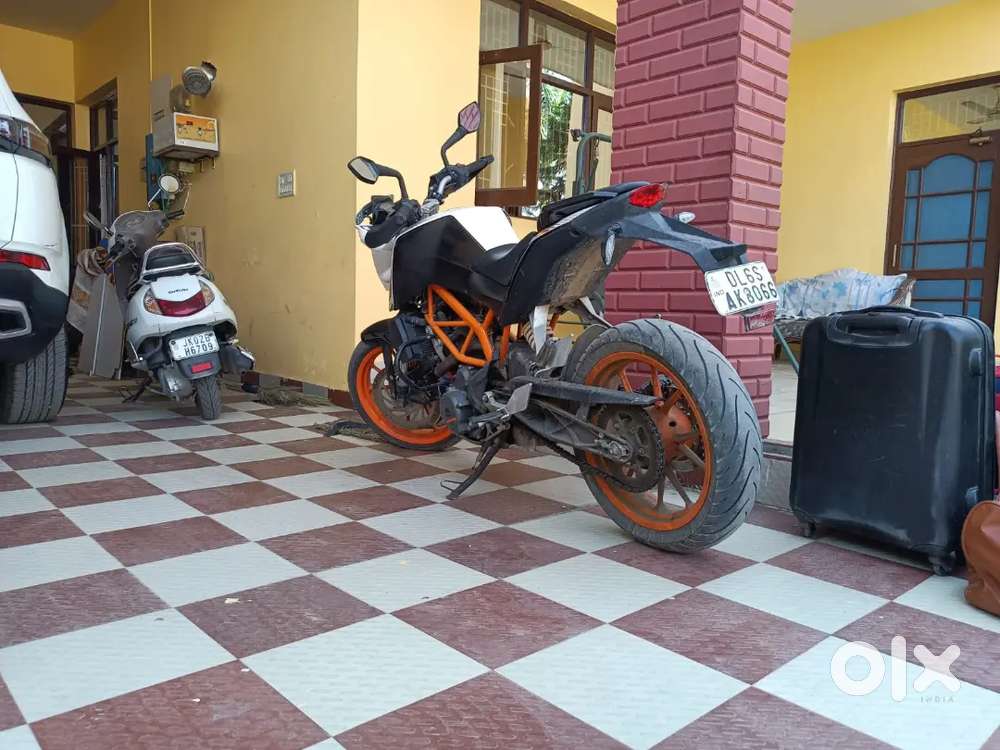 KTM DUKE 390 VERY LESS USED ONLY 19K DRIVEN AND RUNS LIKE A NEW BIKE