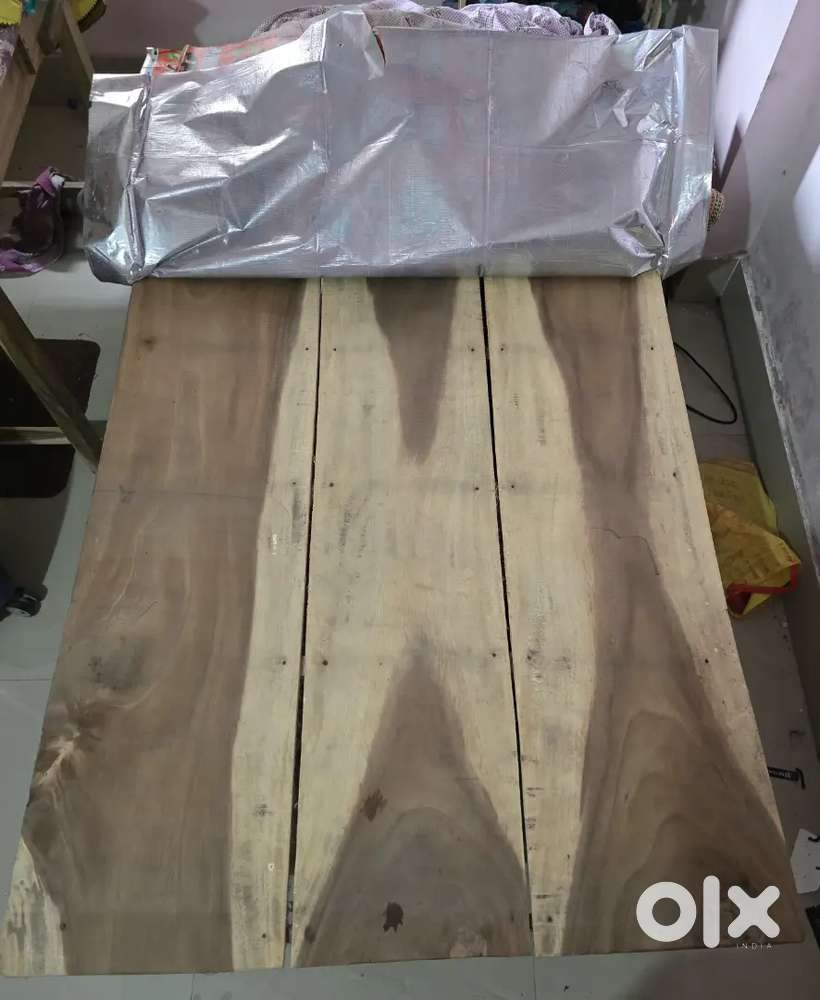 Single bes and table