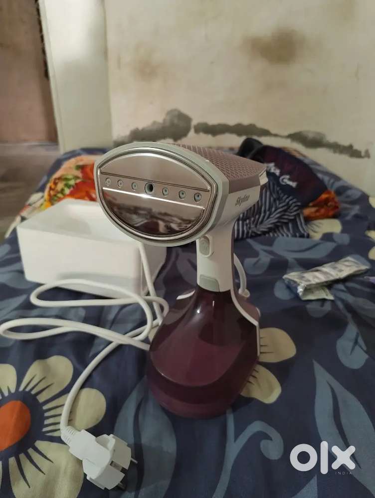 Portable garment steamer
