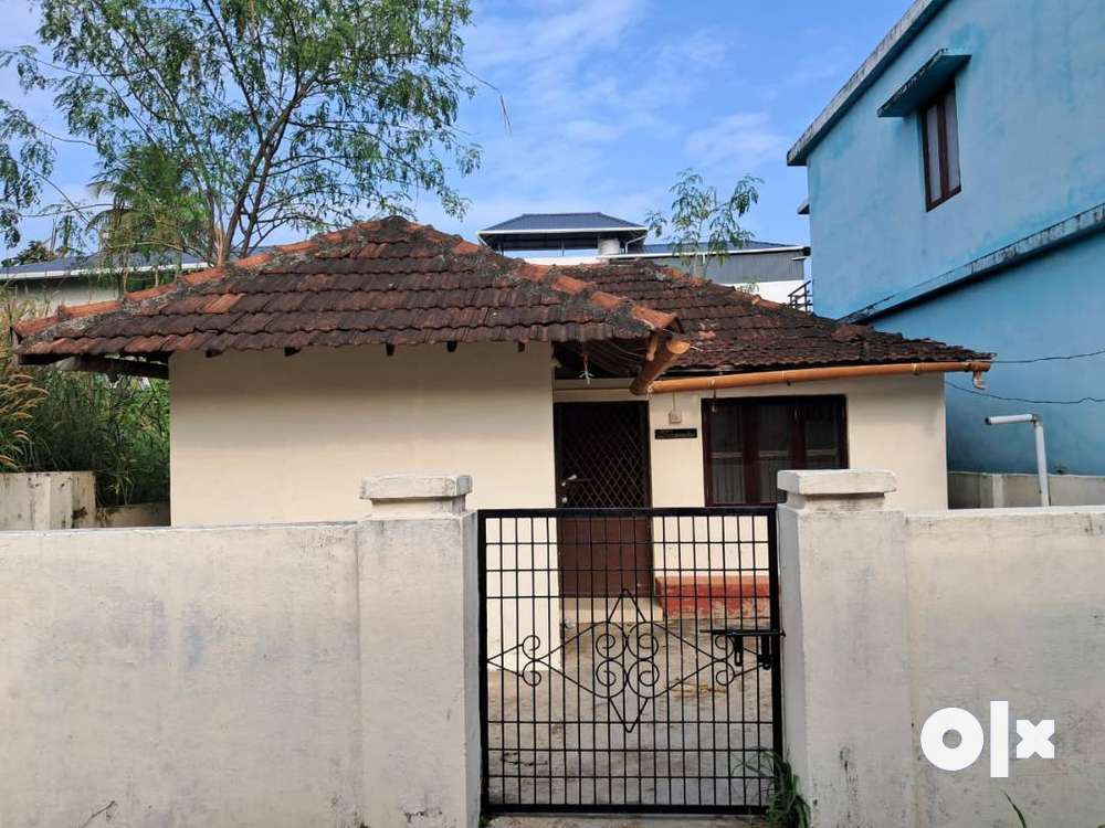 2 bhkWell maintained tiled house with 2.5cent land sale near pirayiri