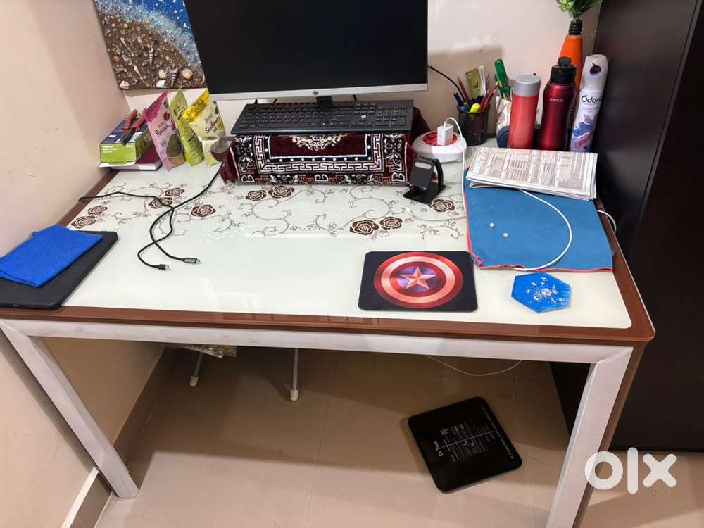 Dinning table  and 4 chair with cushions