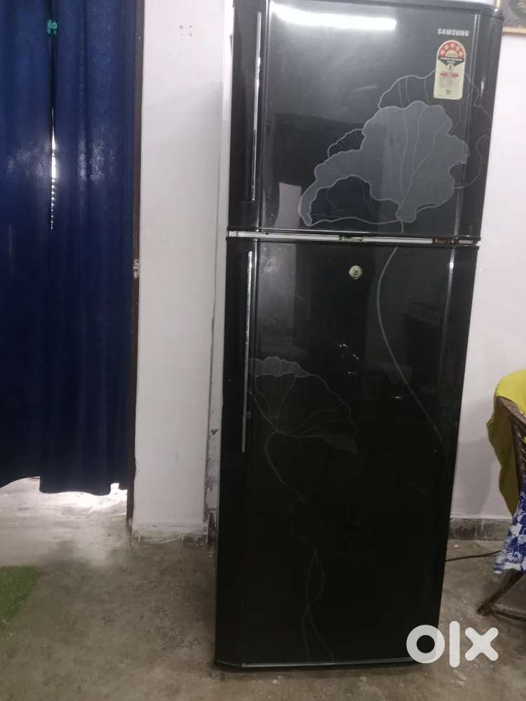 Double door fridge in working condition fine colour koi damage nhi