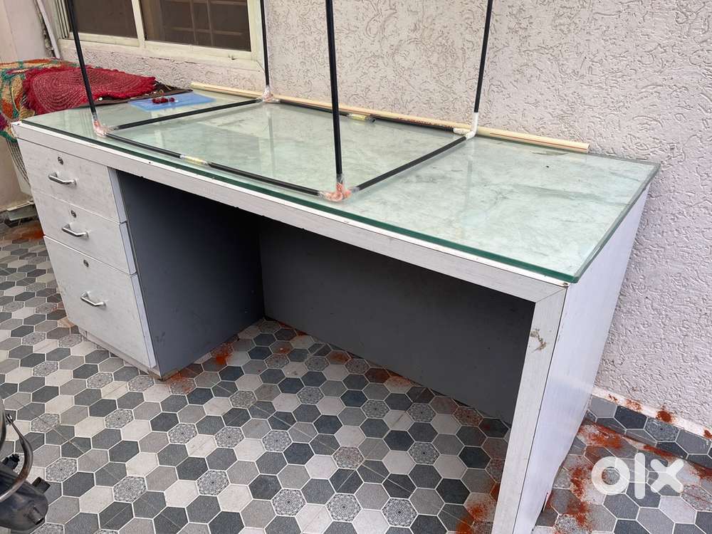 Office table cabin with glass