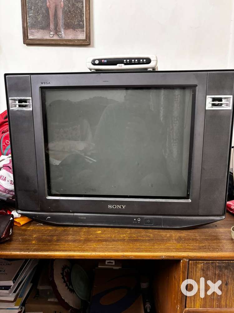 Vintage sony wega trinitron 21 flat crt TV - perfect fo retro consoles