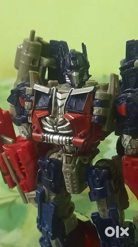 Optimus Prime Dark Of the moon voyager class action figure