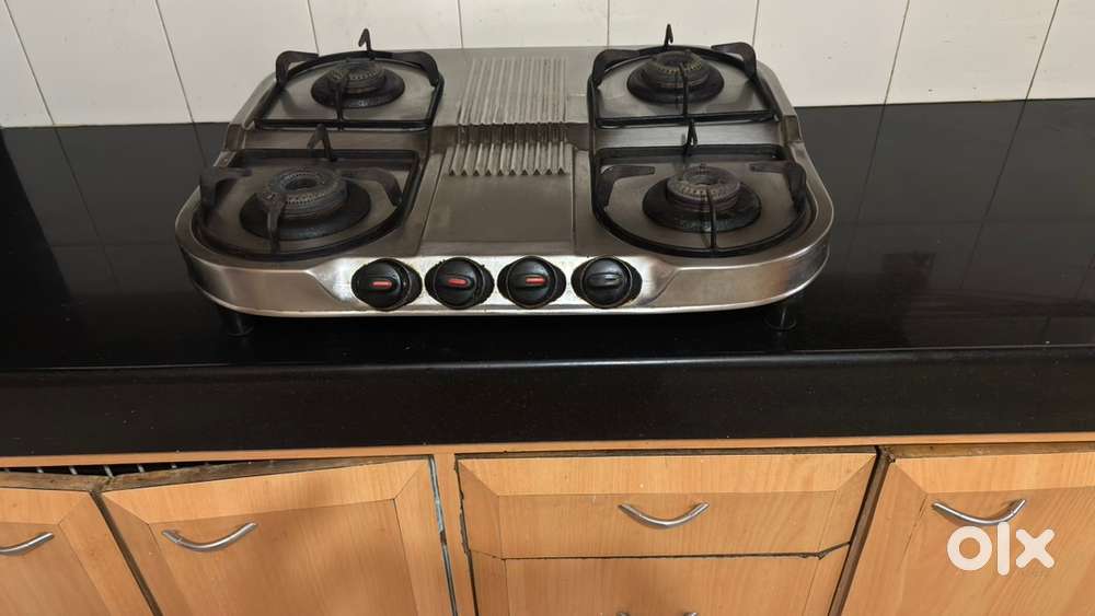 Gas stove with 4 burners