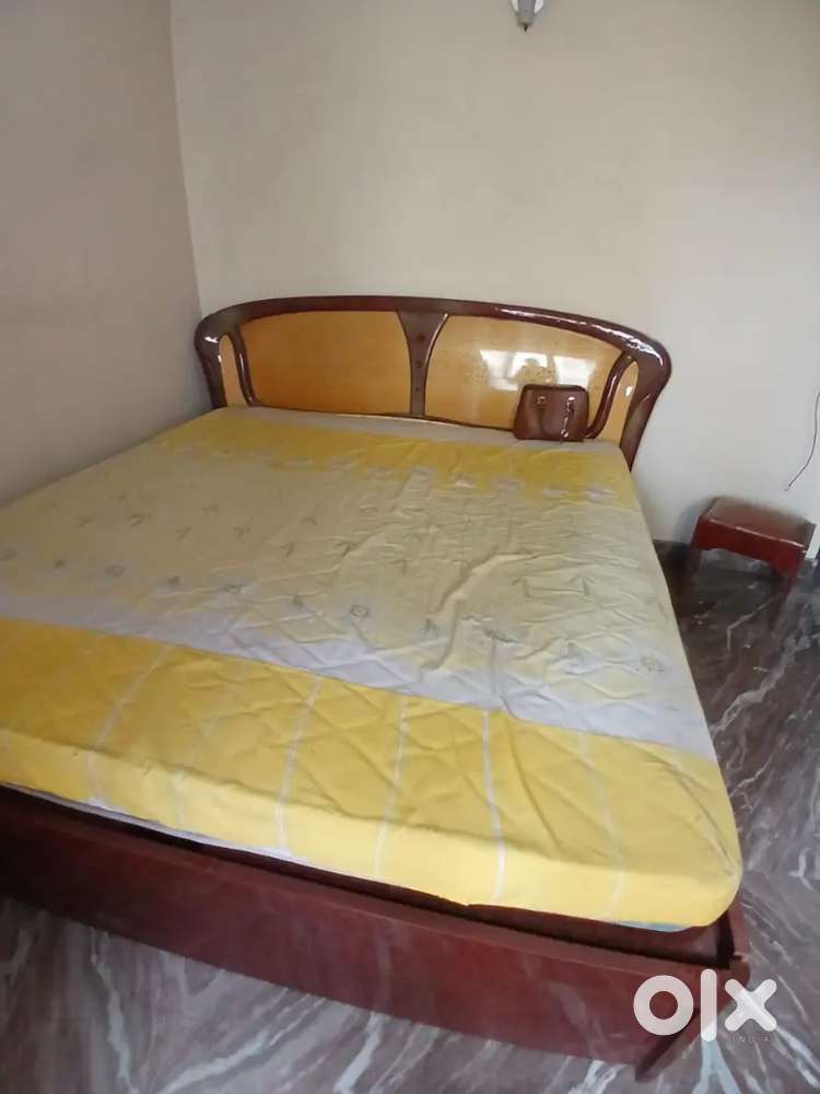 R numbers of King size hydraulic bed n two numbers of 5 door wardrobe