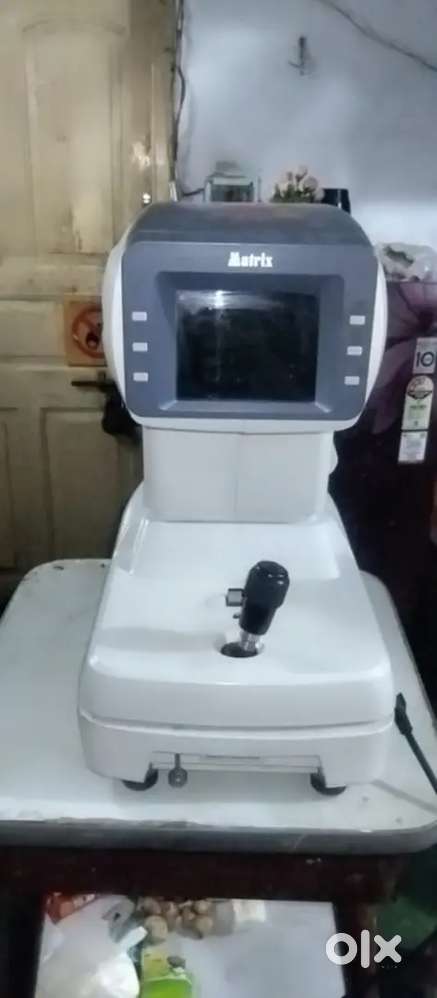 Auto refractometer (eye testing computer)