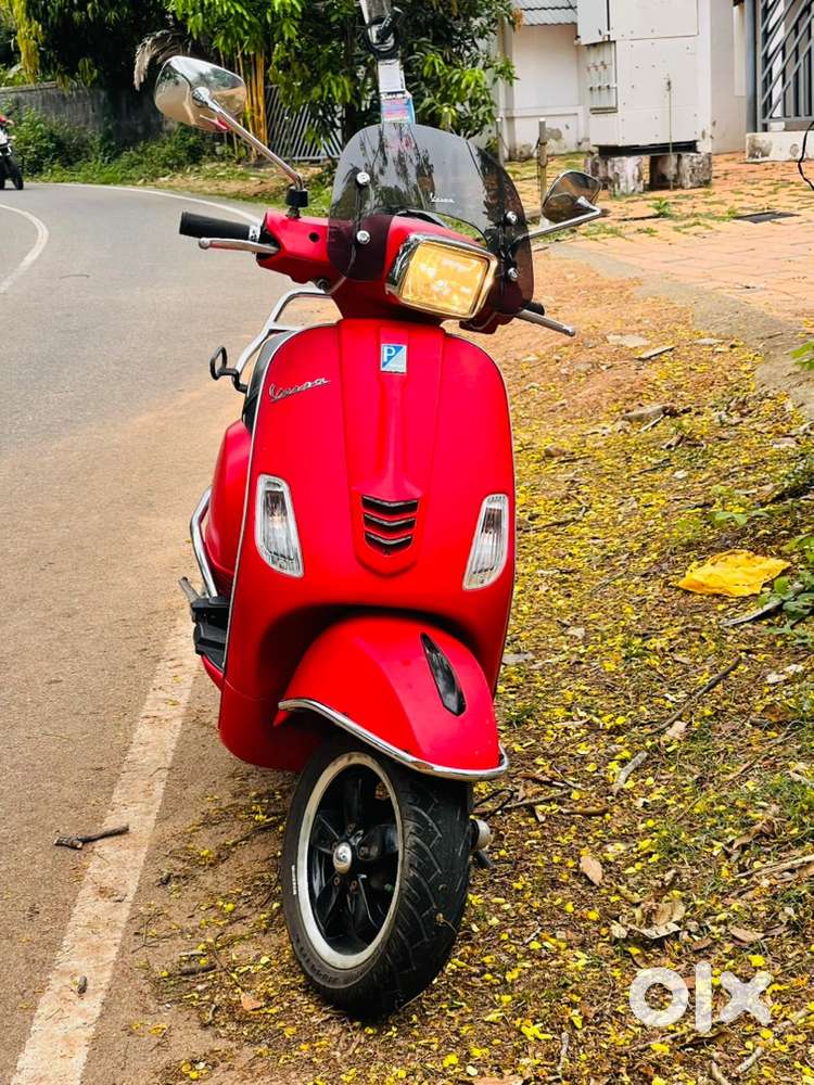 Chilly red vespa