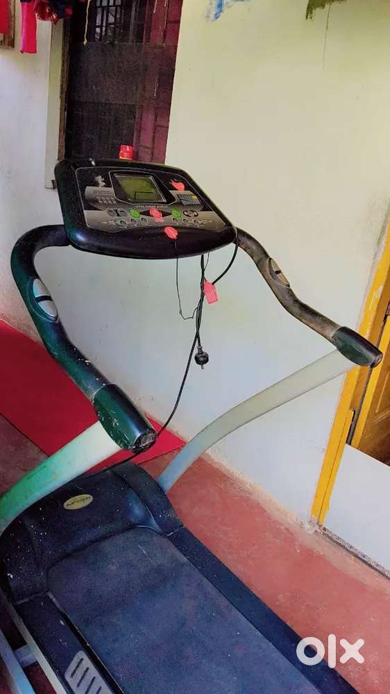 Motorized foldable running machine for home or gym