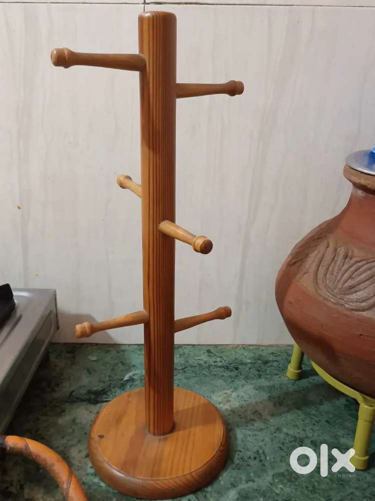 Wooden cup hanger