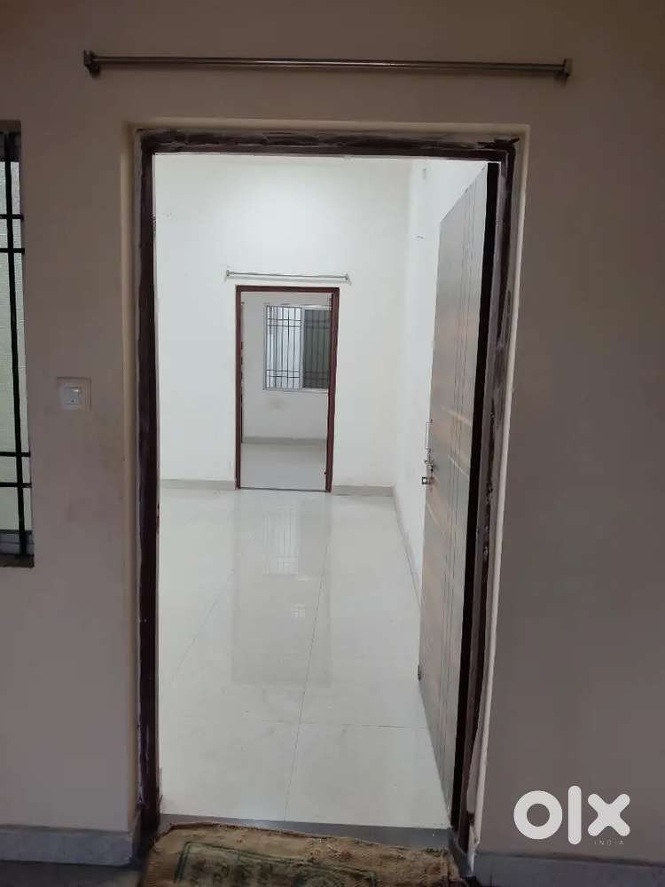 1 bhk room rent se dena hai 2 hai