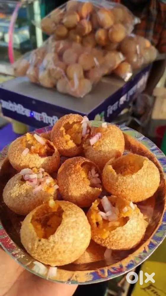 Pani puri, chhole tikiya, hot dog banana or bechna aana chahiye