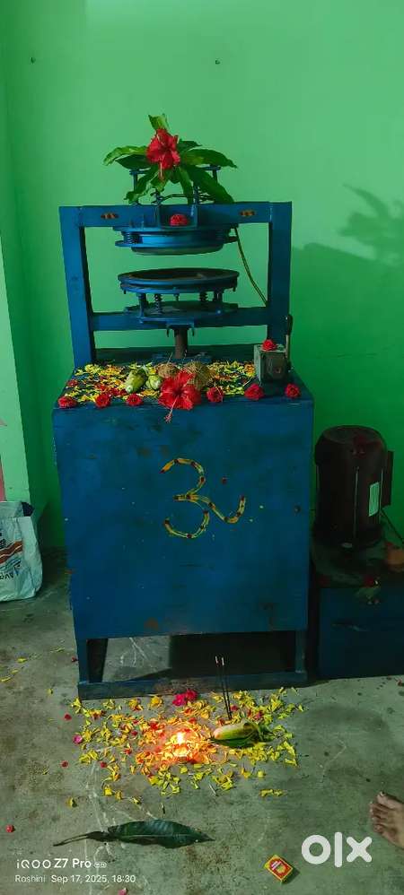 Paper plate machine with oil