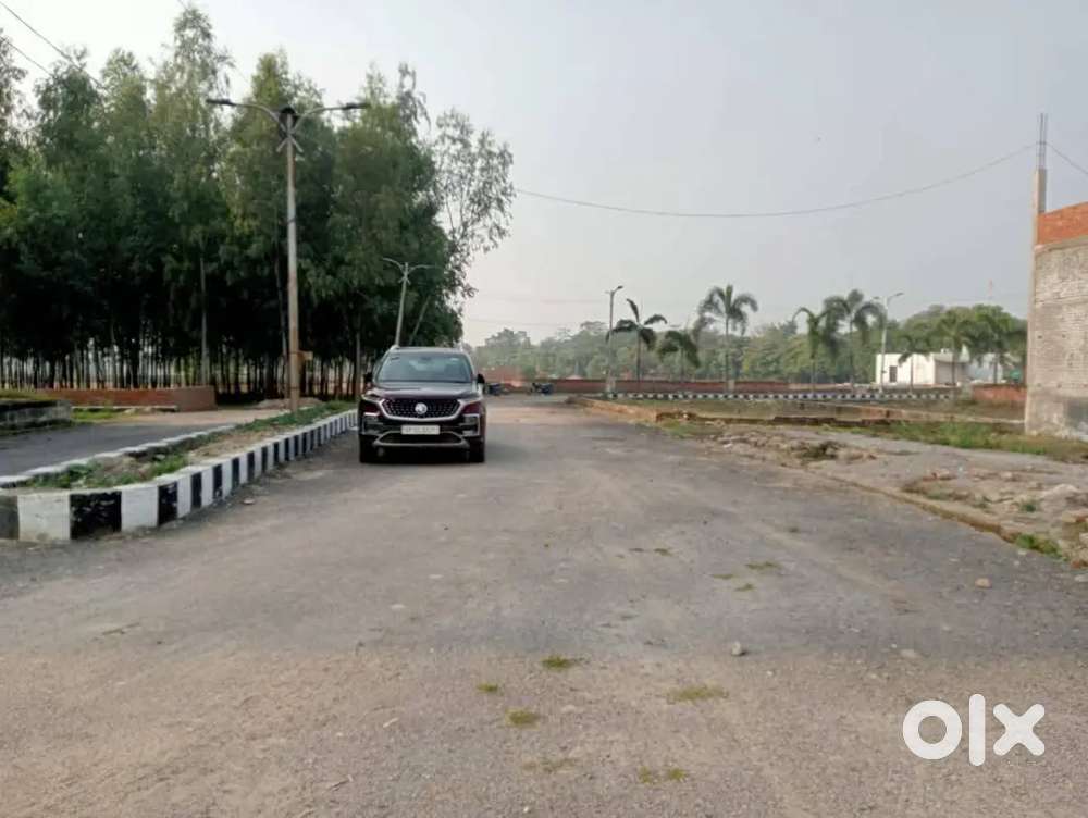 सुल्तानपुर रोड पर प्लांट ले जिला पंचायत सेअप्रूव्ड सोसायटी में