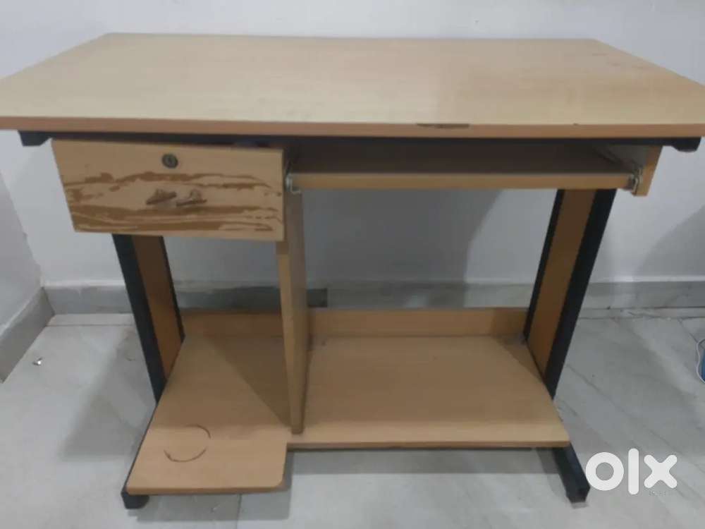 Computer table